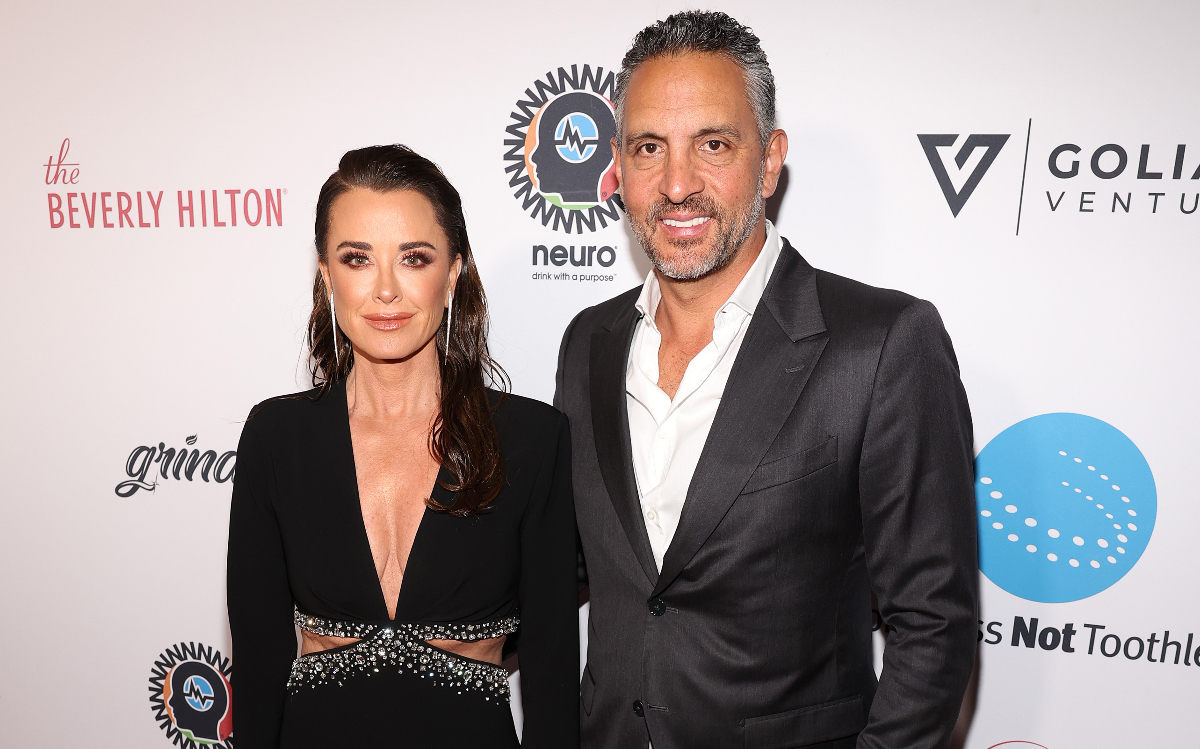 Mauricio Umansky 'Very Affectionate' With Kyle Richards - Reality Tea