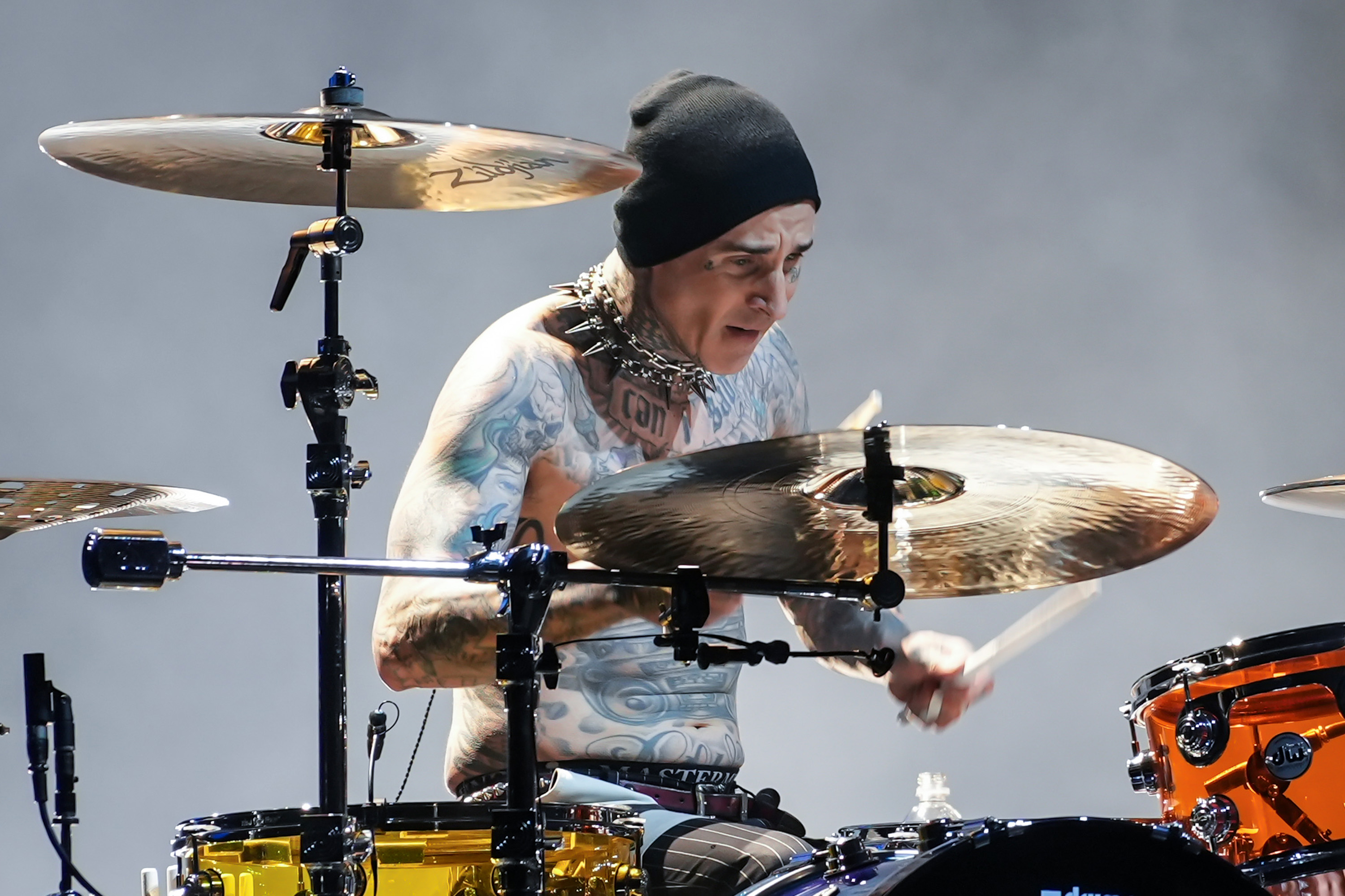 travis-barker-rushes-home-for-urgent-family-matter-reality-tea