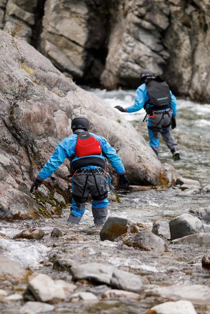 Steffen Jean-Pierre and Mikhail Martin climbing across rocks on Race to Survive: New Zealand