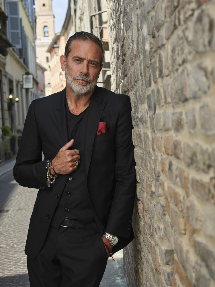 Jeffrey Dean Morgan looking incredibly handsome whilst leaning against a brick wall.