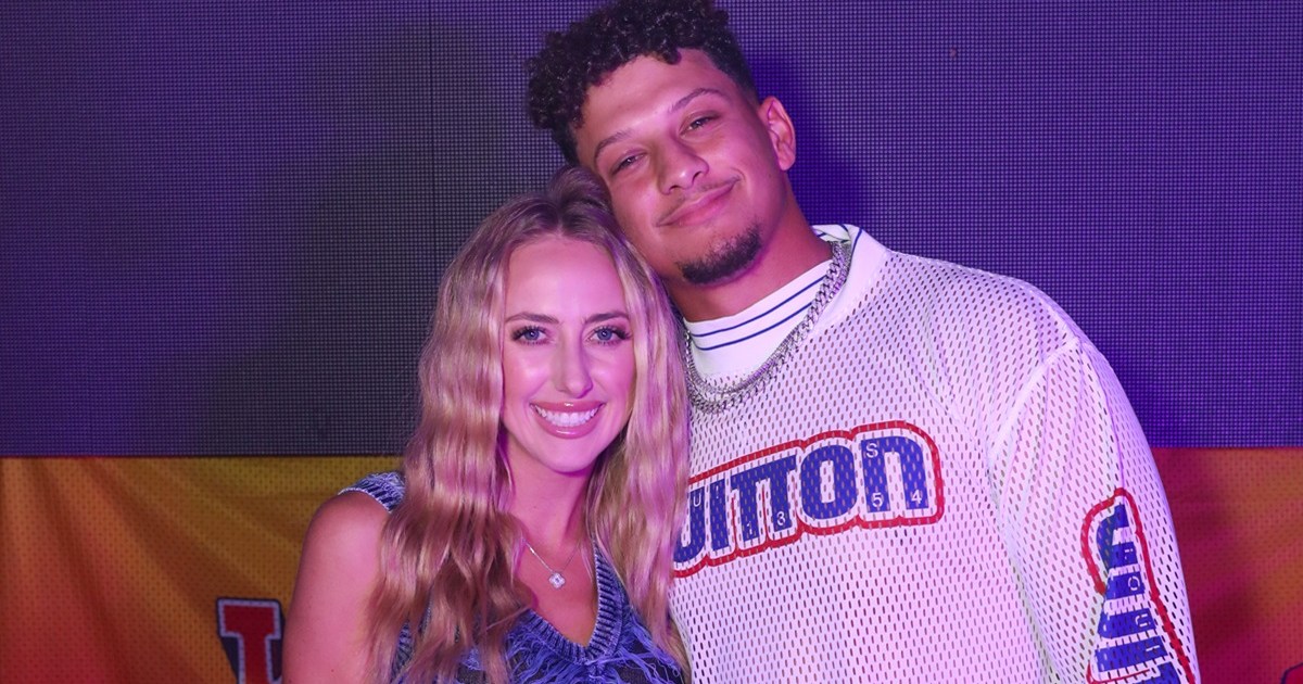 Brittany & Patrick Mahomes’ Christmas Photos With Kids Are Holiday Card Worthy