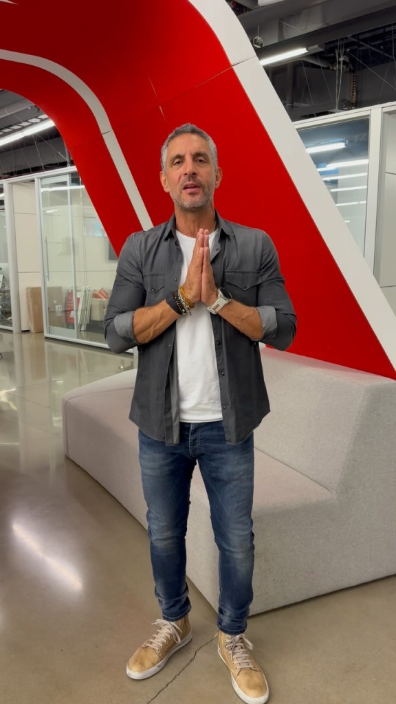 Mauricio Umansky standing with his hands folded