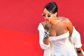 Rihanna ring finger diamond