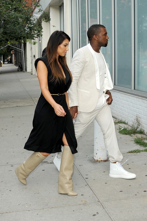 Kanye West: Snakeskin Backpack in NYC: Photo 2596229
